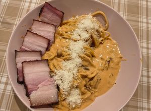 Foto de Pasta Rosé com Barriga de Porco Estilo Coreano