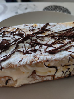 Una foto de Hojaldre relleno de nata y mascarpone
