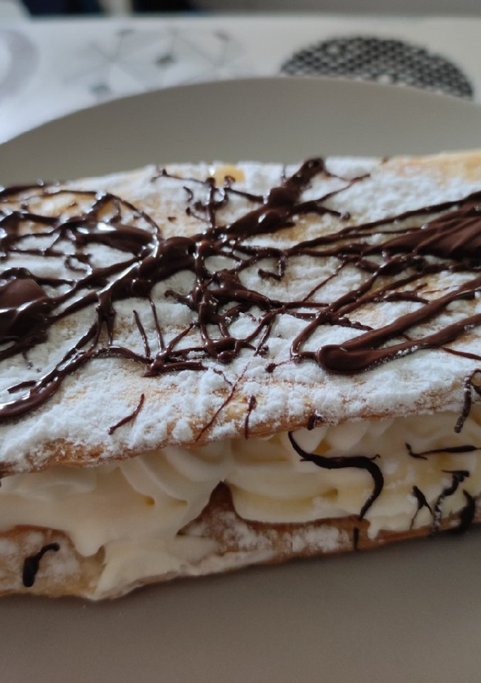 Una foto de Hojaldre relleno de nata y mascarpone