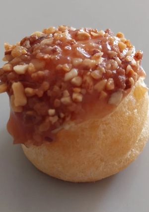 Una foto de Miniprofiteroles rellenos de crema de limón con cobertura de toffee y crocanti