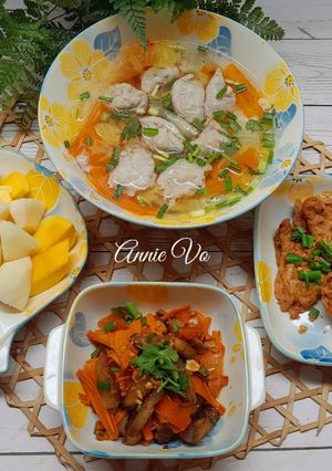 Hình của món Cơm nhà với các món chả cá.