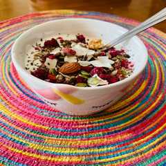 A picture of Kéfir con frambuesas y frutos secos.