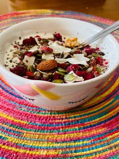 Una foto de Kéfir con frambuesas y frutos secos