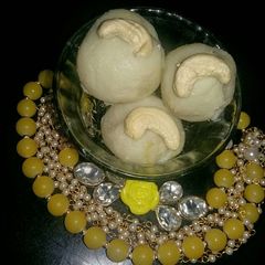 A picture of Malai mava laddu.