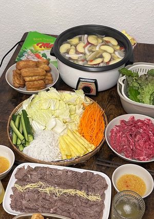 Hình của món Lẩu bò nhúng giấm.