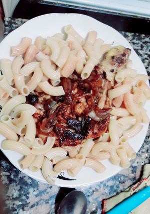 Una foto de Pollo a la plancha con fideos tostados