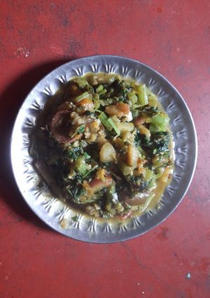পালং শাকের ঘন্ট (palak saager ghonto recipe in Bengali) রেসিপির প্রধান ছবি