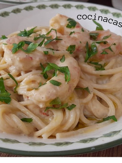 Una foto de Spaghetti con puerro y langostinos