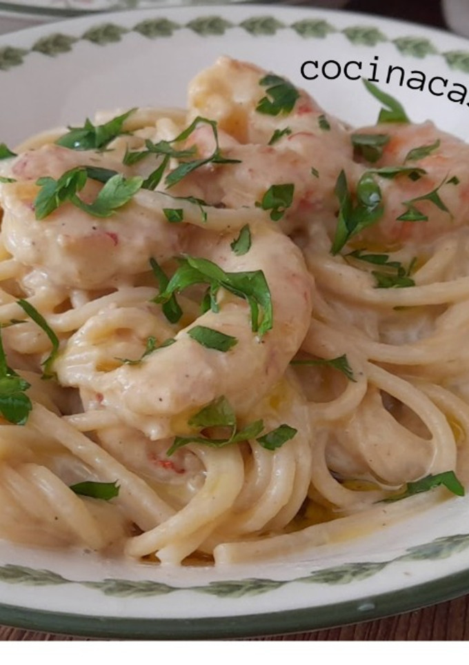 Una foto de Spaghetti con puerro y langostinos