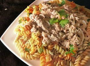 Una foto de Fideos con atún, cebolla y comino