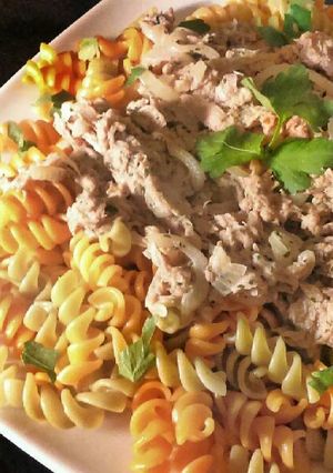 Una foto de Fideos con atún, cebolla y comino