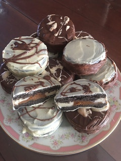 Una foto de Alfajores oreo caseros bañados en chocolate