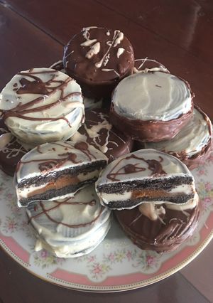 Una foto de Alfajores oreo caseros bañados en chocolate