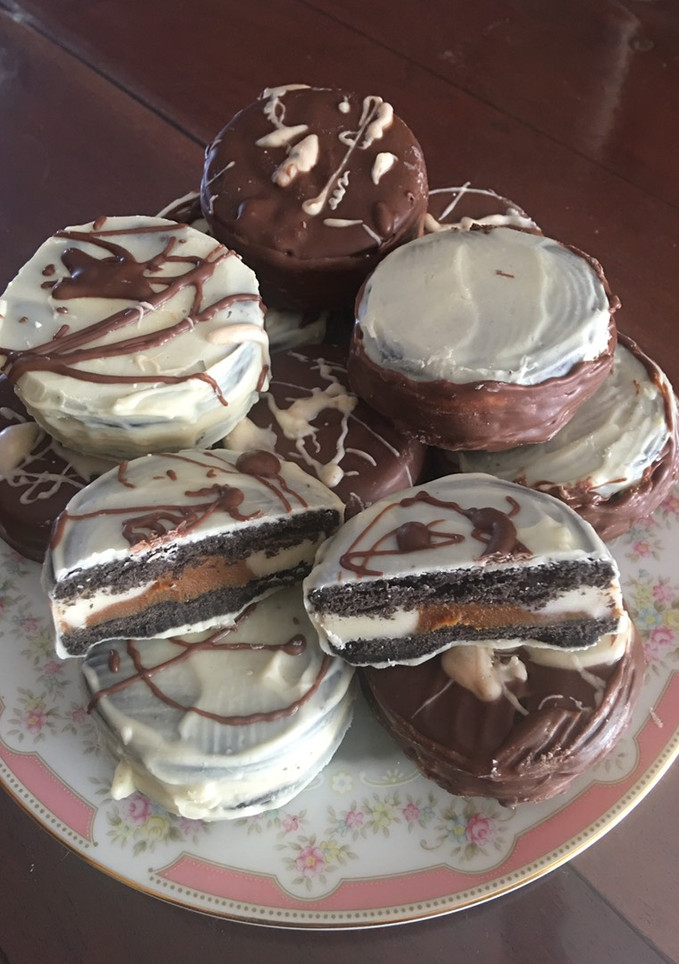 Una foto de Alfajores oreo caseros bañados en chocolate