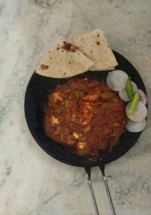 A picture of Tawa paneer ki sabji salad or fulka.