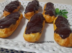 Una foto de Éclair de crema y chocolate