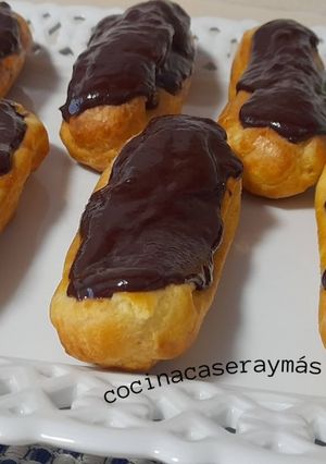 Una foto de Éclair de crema y chocolate
