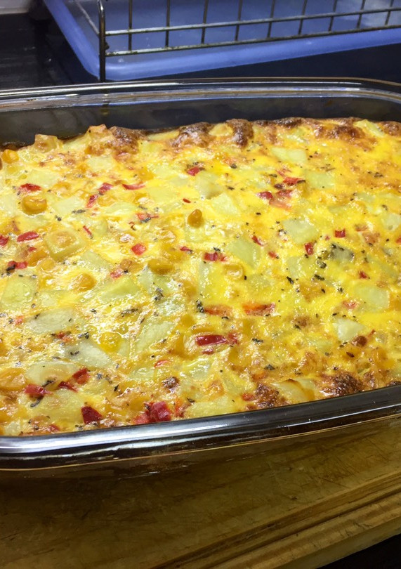 Una foto de Tortilla de papa y choclo 🥔🌽