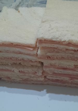 Una foto de Sandwichs de miga simples de jamón
