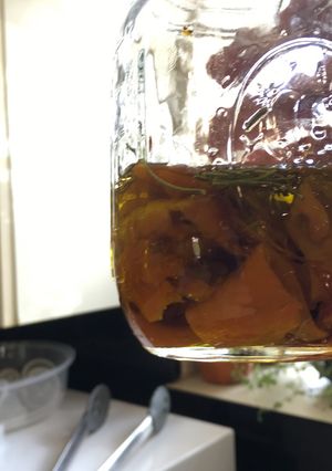 Una foto de Morrones Asados, Bañados en Oliva y adornado con Romero