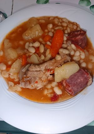 Una foto de Potaje de Habillas Blancas con Chorizo y Costilla Carnosa