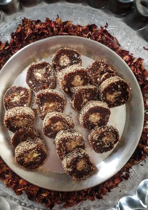 A picture of Anjeer rolls stuffed with dry fruits.