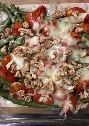 Una foto de Espárragos gratinados con tomates asados y nueces