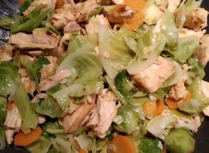 Foto de Legumes salteados com sobras de frango estufado