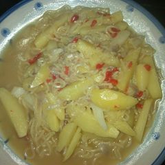 A picture of Indomie with Irish potatoes.