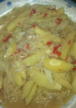 A picture of Indomie with Irish potatoes.
