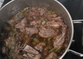 Costillas guisadas al vino tinto