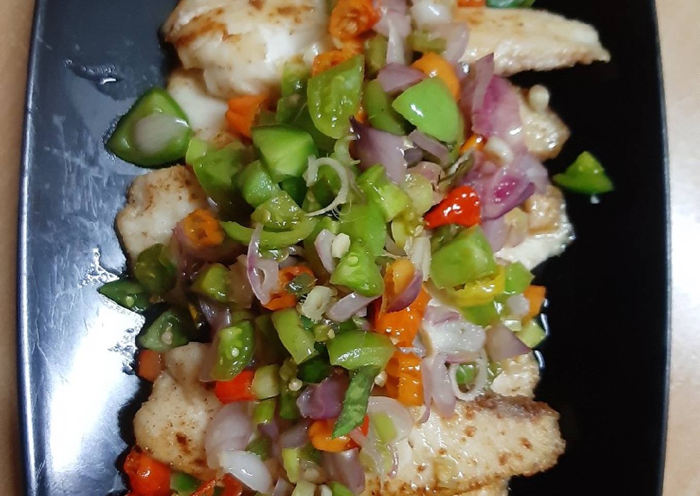 Sambal matah dengan dori rebus