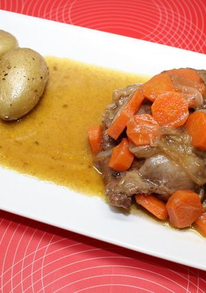Una foto de Carrilleras a la coca-cola con guarnición de patatas