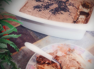 Una foto de Tiramisú a la Italiana con yema cocida..