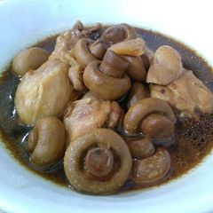 A picture of 简易蘑菇酱油鸡 Simple Soy Sauce Chicken with Mushroom.