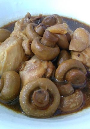 A picture of 简易蘑菇酱油鸡 Simple Soy Sauce Chicken with Mushroom.