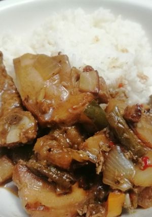 Una foto de Costillitas de Cerdo, Vegetales en Salsa de Frijoles Negros