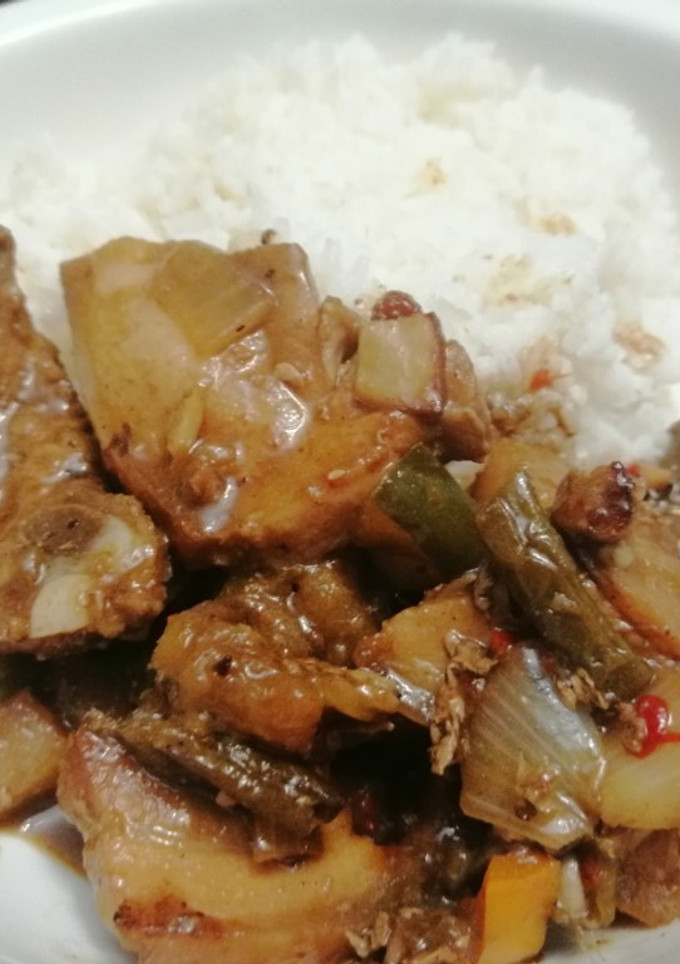 Una foto de Costillitas de Cerdo, Vegetales en Salsa de Frijoles Negros