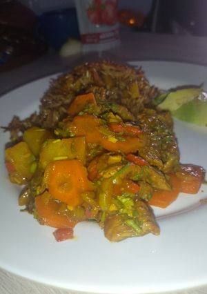 Una foto de Arroz pajarito a mi estilo con carne guisada