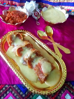 A picture of Gajar halwa roulade topped with custard.
