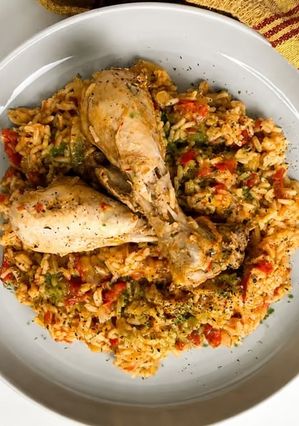 Una foto de Arroz con pollo casero y sabroso