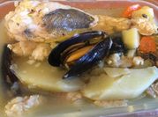 Una foto de caldillo de marisco y merluza