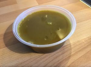 Une photo de Bouillon maison aux crustacés légumes et épices