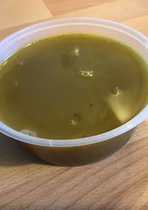 Une photo de Bouillon maison aux crustacés légumes et épices