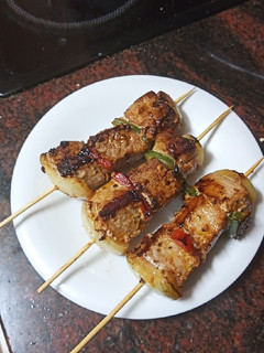 Una foto de Brochetas de atún en adobo con cebolla y pimiento