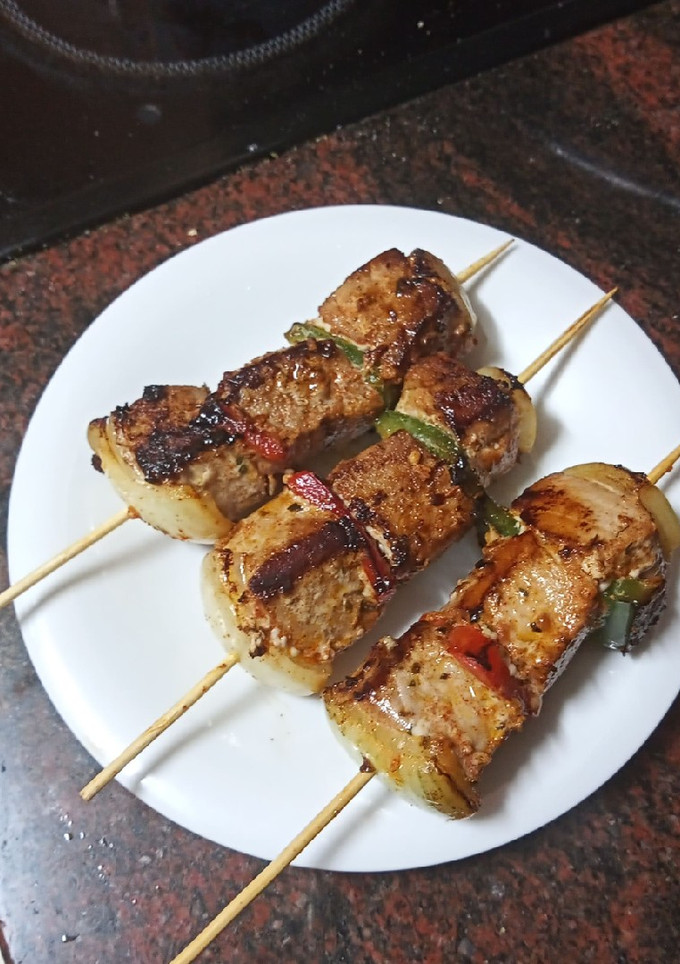Una foto de Brochetas de atún en adobo con cebolla y pimiento