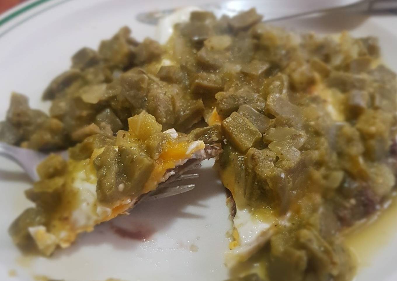 Huevo ranchero bañado con nopalitos en salsa verde