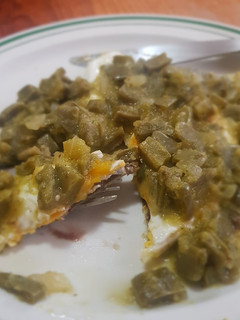 Una foto de Huevo ranchero bañado con nopalitos en salsa verde