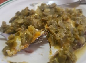 Una foto de Huevo ranchero bañado con nopalitos en salsa verde