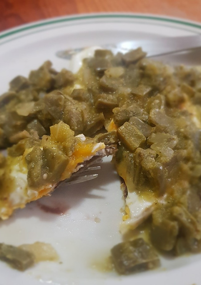 Una foto de Huevo ranchero bañado con nopalitos en salsa verde